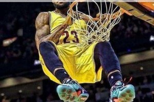 大神向 NBA 巨星致敬并呈现街篮玩家自制扣篮集锦，精彩不容错过